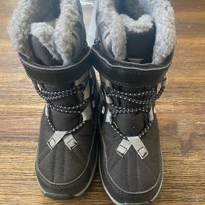 NWT Carter’s snow boots